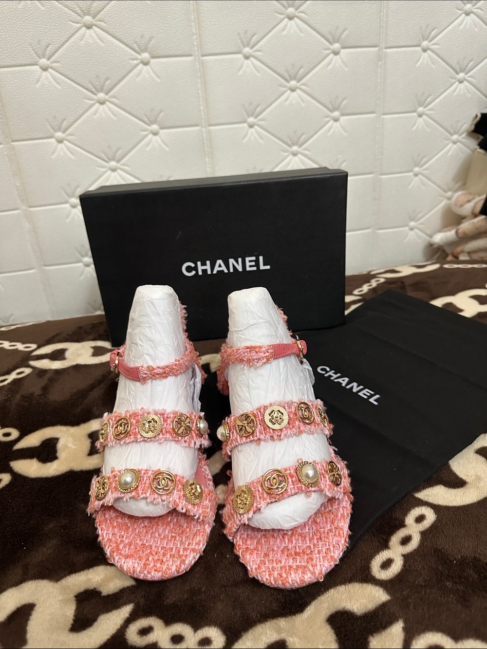 🌺🌺 CHANEL Pink Tweed Pearl & Gold CC Logo Strap Sandals